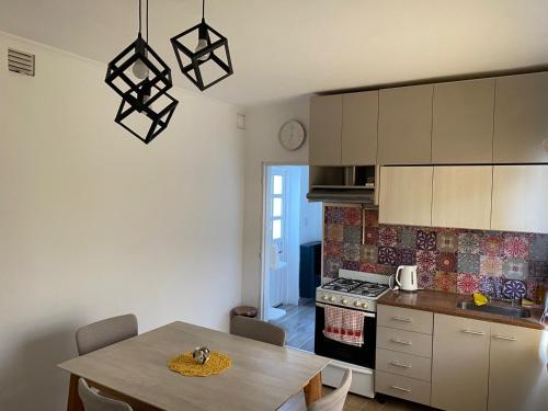 a kitchen with a table and a dining room at Apartamento Céntrico, Moderno y Tranquilo in Caleta Olivia