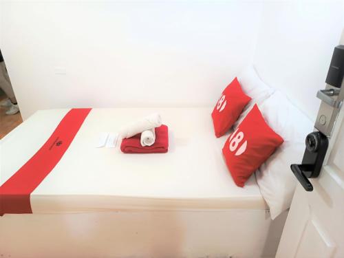 Una cama o camas en una habitación de 8Hostel