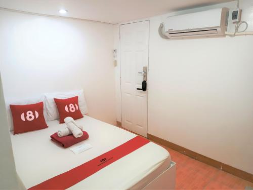 Una cama o camas en una habitación de 8Hostel