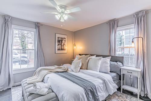 - une chambre avec un lit, un ventilateur de plafond et des fenêtres dans l'établissement Legendary B&B, à Plainfield