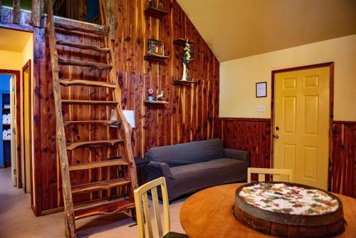 Zona de estar de Cedar Loft - This Rustic Retreat Is Just A Short Drive From Fishing And Shopping cabin