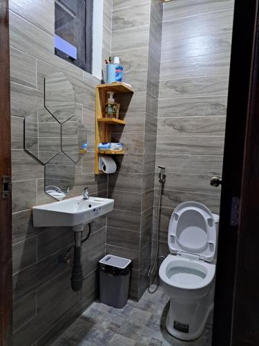 uma casa de banho com um WC e um lavatório em C1 em Baguio