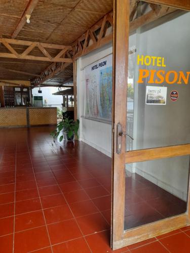 eine Tür zu einem Hotelzimmer mit Fliesenboden in der Unterkunft Hotel Pison in Rantepao