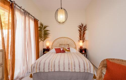 1 dormitorio con 1 cama y luz colgante en Gorgeous Home In Poulx With Wifi, en Poulx
