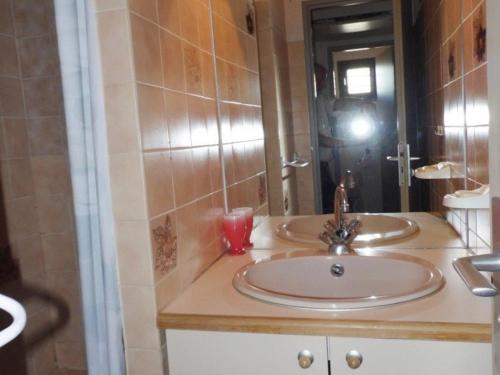 une personne prenant une photo d'un lavabo dans la salle de bains dans l'établissement Studio cab. climatisé avec terrasse, pk privé et piscine - Grau d'Agde - FR-1-423-35, au Grau-dʼAgde