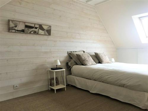 une chambre avec un lit et une table avec une lampe dans l'établissement Maison 5P à Quiberon, 130m², proche plage, terrasse sud, jardin, garage, accepte animaux - FR-1-478-12, à Quiberon