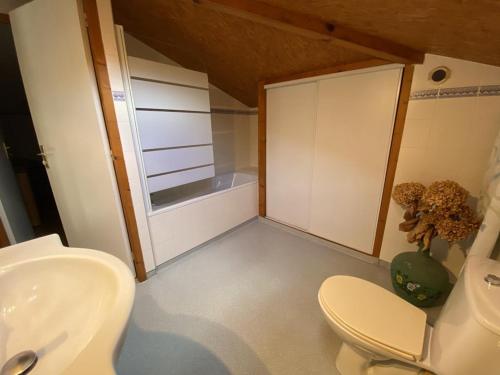 une salle de bain avec toilettes, lavabo et baignoire dans l'établissement Maison 3ch avec piscine, véranda, proche de la plage, équipements complets. - FR-1-413-106, à Capbreton