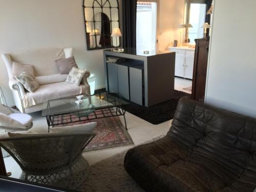- un salon avec un canapé, une chaise et une table dans l'établissement Appartement 4 personnes proche centre ville de Royan avec terrasse et parking privé - FR-1-494-88, à Royan