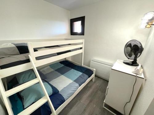 une chambre avec un lit superposé et un miroir dans l'établissement T3 avec Terrasse et Parking, Ascenseur - Capbreton - FR-1-413-152, à Capbreton