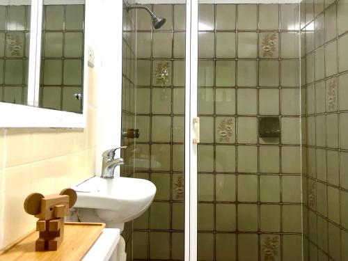 un bagno con lavandino e specchio di Jikinerita Homestay a Nelly Bay
