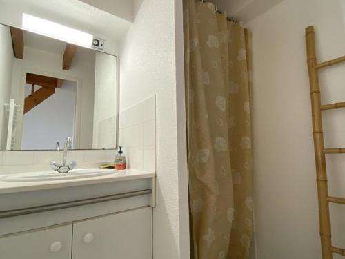 une salle de bain avec un lavabo et un miroir dans l'établissement Villa Patio Accès Direct Océan, Terrasse, Parking, Piscine, 2 Chambres + Mezzanine - FR-1-413-163, à Capbreton