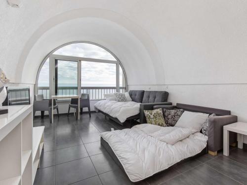 un salon avec deux canapés et une table dans l'établissement Duplex 3 pièces à Marseillan, 2 chambres, 6 pers, proche plage - FR-1-326-739, à Marseillan