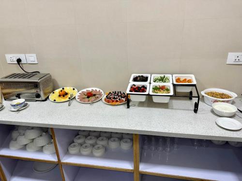 Makanan di atau berdekatan rumah tamu ini