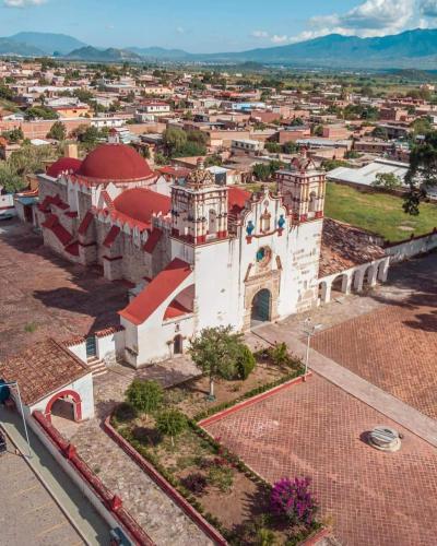 an aerial view of a building in a city at LÍZU Tu casa en un pueblo zapoteca in Teotitlán del Valle