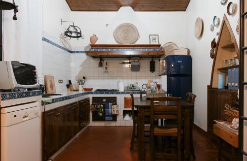 una cocina con mesa y sillas. en B&B Lighea, en Messina