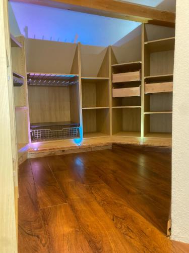an empty room with shelves and a wooden floor at Maison chaleureuse au cœur du massif Jurassien in Saint-Pierre