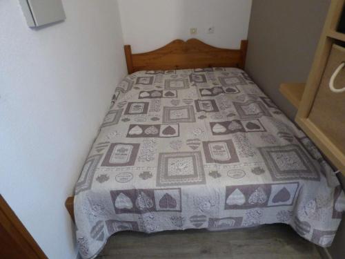 - un lit doté d'une couette dans l'établissement Studio cosy 4 personnes avec balcon et parking au Grand Bornand - FR-1-458-154, au Grand-Bornand