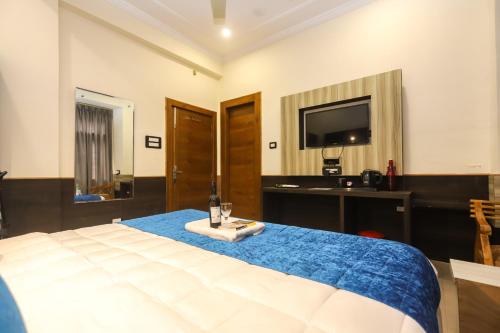 een hotelkamer met een bed en een televisie bij Hotel yellow nest inn in Dharamshala
