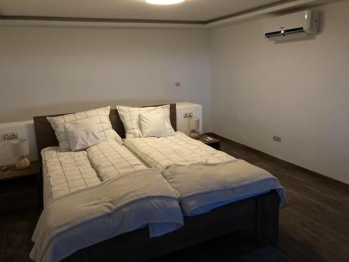 Postel nebo postele na pokoji v ubytování Panoráma Wellness Vendégház