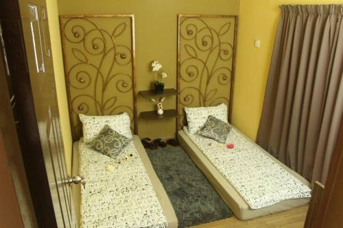 Postel nebo postele na pokoji v ubytování 1 MINUTES TO TOWER SENTRAL INTAN HOMESTAY 6 ROOMS