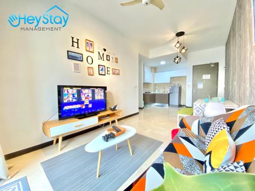 Una televisión o centro de entretenimiento en Silver Scape Residence Melaka Raya By Heystay Management
