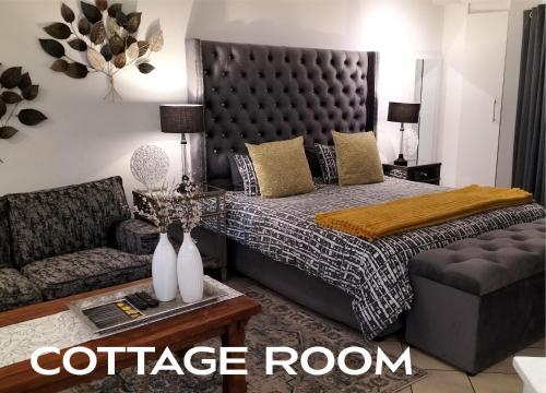 1 dormitorio con cama, sofá y sala de café en Hadeda Hall, en Johannesburgo