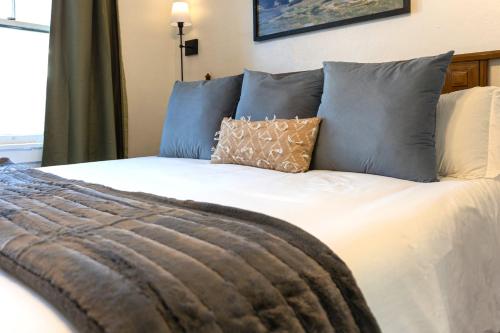 a bedroom with a bed with blue pillows at Historic Revival King Bed Midtown Memphis 68 Yes Pets Fast Wifi Free Parking in Memphis