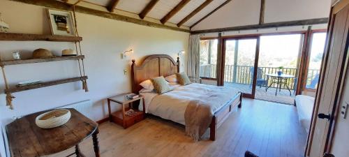 a bedroom with a large bed and a balcony at Casa en Zapallar con hermosa vista y jardín. in Zapallar