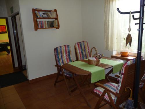 een eettafel en stoelen met een groene tafelkleed bij Willa Monika in Muszyna