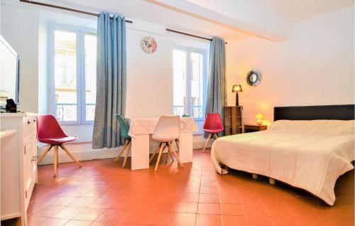 Schlafzimmer mit einem Bett, einem Tisch und Stühlen in der Unterkunft 1 Bedroom Lovely Apartment In Saint Jean Du Gard in Saint-Jean-du-Gard