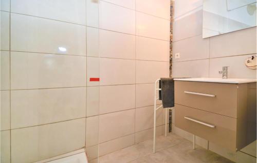 ein Badezimmer mit einem Waschbecken und einer Glaswand in der Unterkunft 1 Bedroom Lovely Apartment In Saint Jean Du Gard in Saint-Jean-du-Gard
