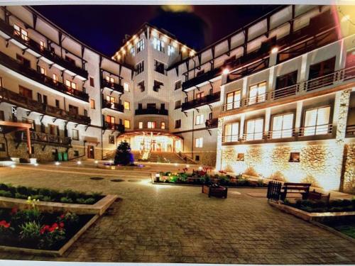 un gran edificio con patio por la noche en Апартамент в отеле "Шале Грааль" г Трускавец, en Truskavets