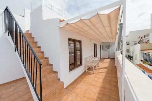 een hal van een huis met een trap bij atico en el centro del castillo CASA KIKO in Peñíscola