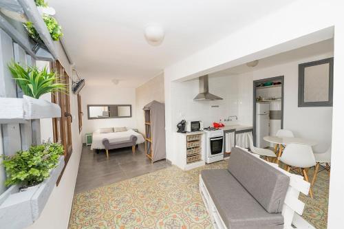 een woonkamer en keuken met een bank en een tafel bij atico en el centro del castillo CASA KIKO in Peñíscola