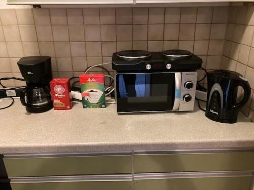 a microwave sitting on a counter in a kitchen at Einfaches grosse geräumiges Wohnung für Monteuren in Dortmund