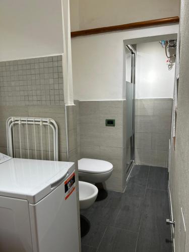 La petite salle de bains est pourvue de toilettes et d'un lavabo. dans l'établissement Once Upon a Time, à Bologne