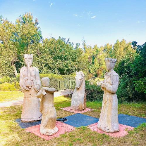 a group of statues of people in a park at הפינה בנחל in Hagoshrim