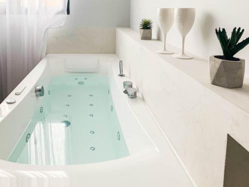 Φωτογραφία από το άλμπουμ του Jacuzzi Bay avec LITERIE GRAND LUXE proche du lac Annecy Avenue du Parmelan στην Ανεσί