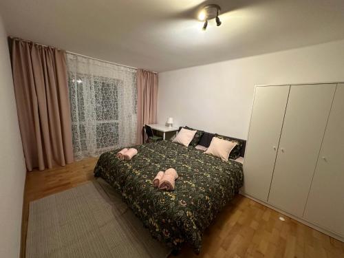 ein Schlafzimmer mit einem Bett mit rosa Kissen darauf in der Unterkunft Podkarpacka 50 in Rzeszów