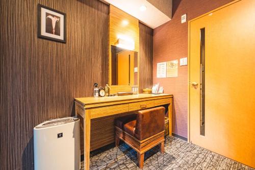y baño con lavabo y espejo. en HOTEL RELIEF Namba Daikokuchou, en Osaka