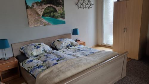 イェレニャ・グラにあるPokoje Gościnne Karinaのベッドルーム1室(青と白のシーツが備わるベッド1台付)