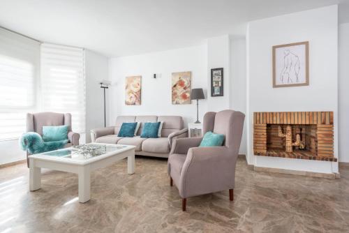 uma sala de estar com um sofá e uma lareira em Apartamento Puerto Banús IV em Marbella