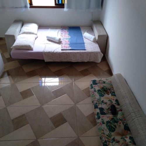 Bett in einer Ecke eines Zimmers in der Unterkunft Casa temporada. in Cabo Frio