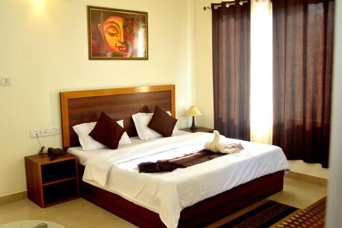 a bedroom with a large bed with white sheets at Nature Hike in Lansdowne