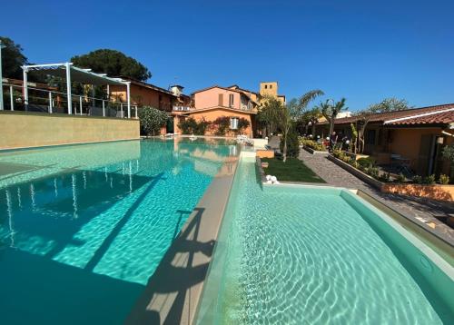 une grande piscine d'eau bleue dans l'établissement Orto Di Roma, à Rome
