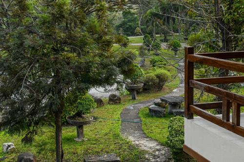 Κήπος έξω από το Suanphung Bonsai Village