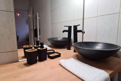 uma casa de banho com dois lavatórios e dois espelhos em My Conciergerie by Lucy Violin - Le Gambetta em Angoulême