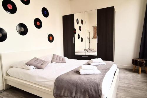 Postel nebo postele na pokoji v ubytování My Conciergerie by Lucy Violin - Le Gambetta