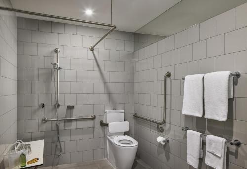 Ein Badezimmer in der Unterkunft Punthill Parramatta