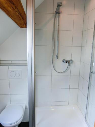 Un baño de Gästezimmer im Weingut Wolf